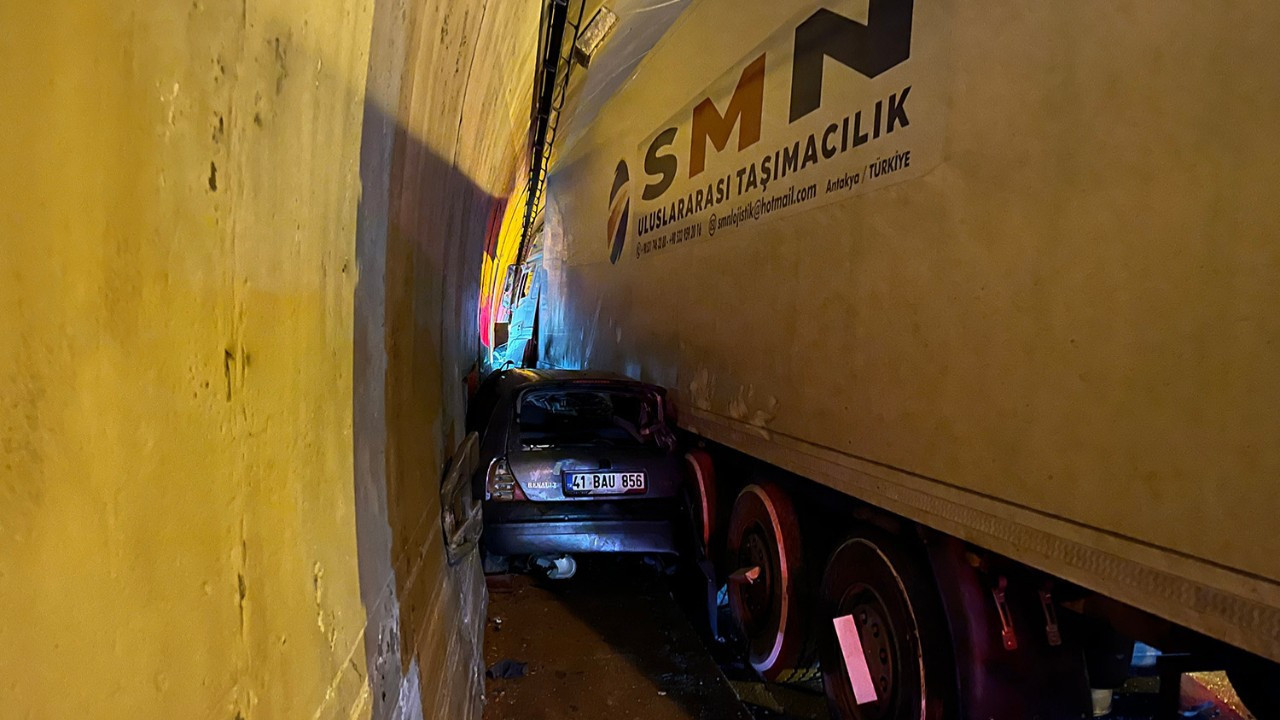 Bir garip kaza! Otomobil TIR ile duvar arasında böyle sıkıştı