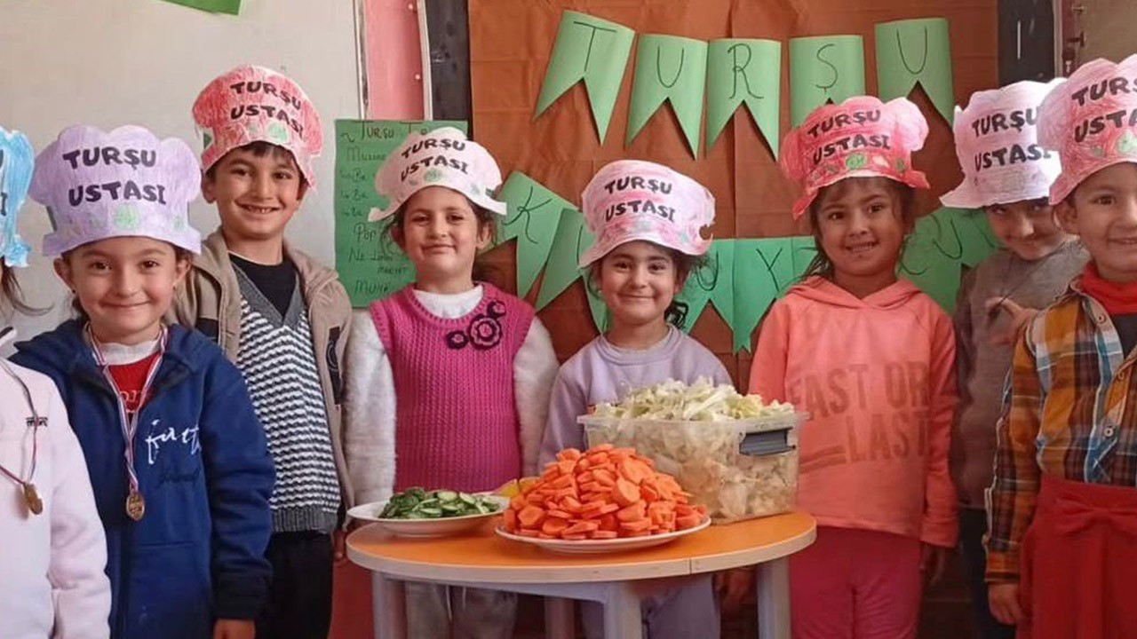 Diyadin'de minik ellerle turşu şenliği