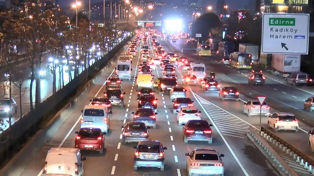 İstanbul'da haftanın ilk iş günü trafik kilitlendi