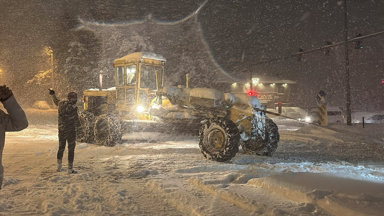 TEM Otoyolu'nun Bolu geçişinde 3 tırın yolu kapatması sonucu ulaşım durdu
