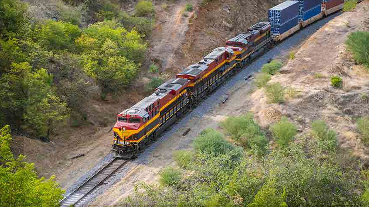 Yolcu treni raydan çıktı: Çok sayıda ölü ve yaralı var!
