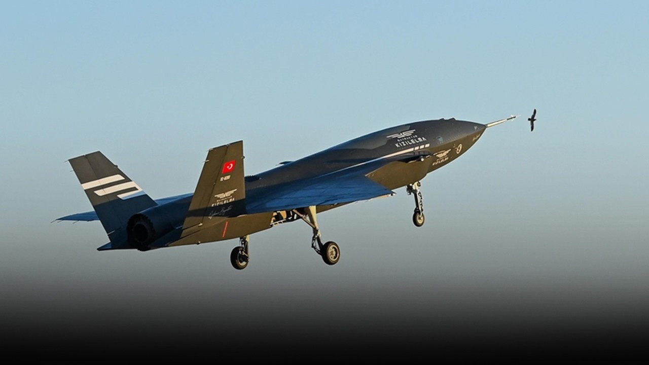 Gökyüzünde akıllı filo! KIZILELMA yeni çağ başlattı, dünya yakından izledi! ‘Kabiliyetler yeni bir aşamaya taşındı'