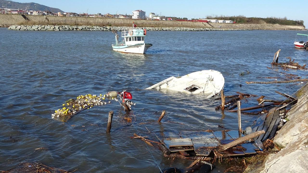 Denizdeki fırtına hayatı felç etti! Evler ve tekneler hasar gördü