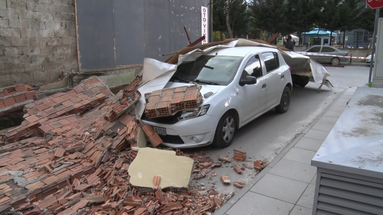 Kuvvetli fırtına faciaya neden oldu! İnşaatın istinat duvarı arabanın üzerine yıkıldı