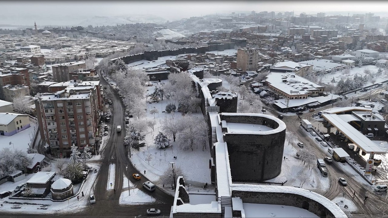 Diyarbakır'da kar esareti! Araçlar yolda kaldı, seferler iptal oldu