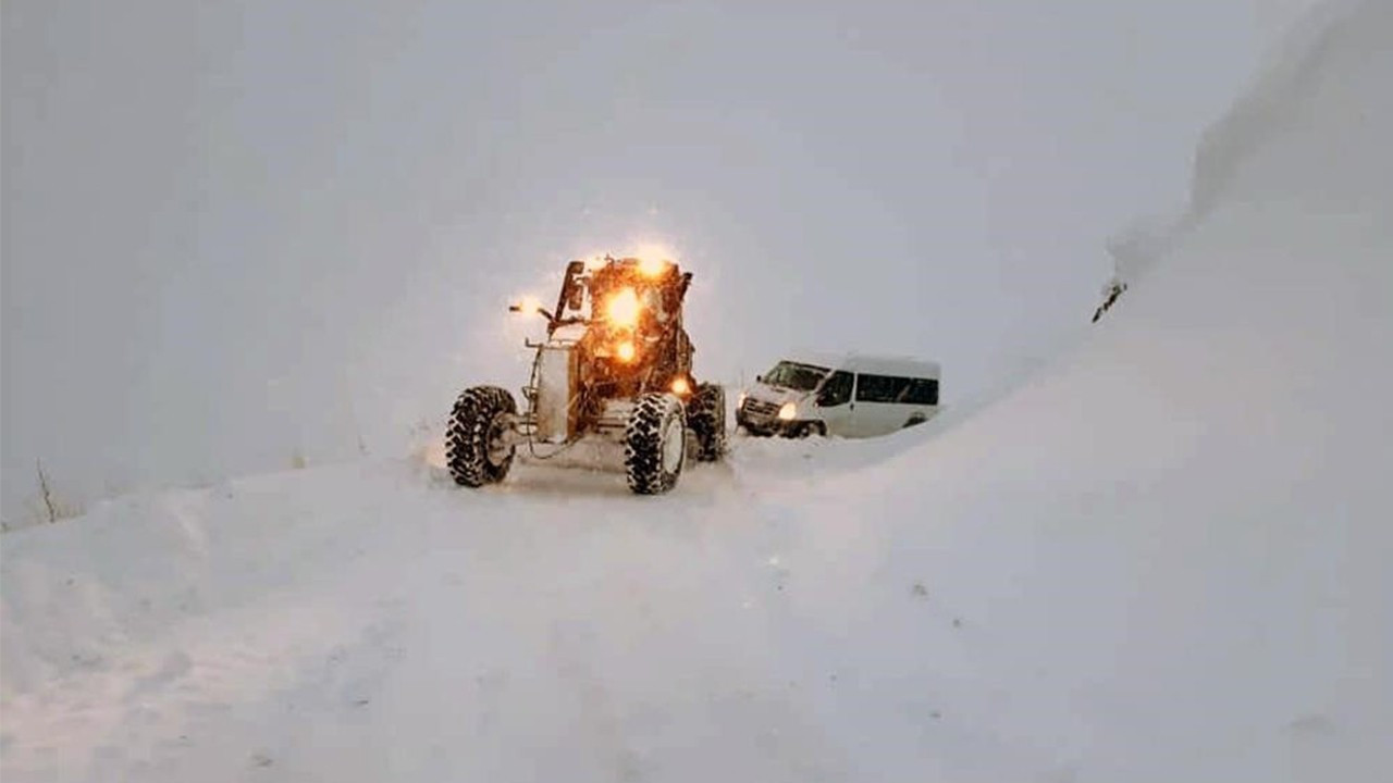 Erzincan’da kar ve tipi: 341 köy yolu ulaşıma kapandı