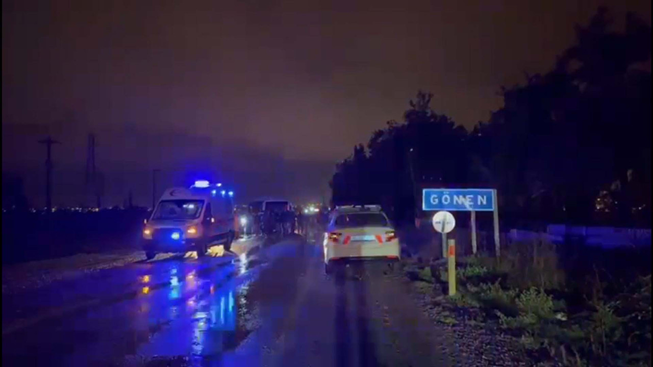 Balıkesir’de feci kaza! Otomobil ile işçileri taşıyan midibüs çarpıştı! Ölü ve yaralılar var!