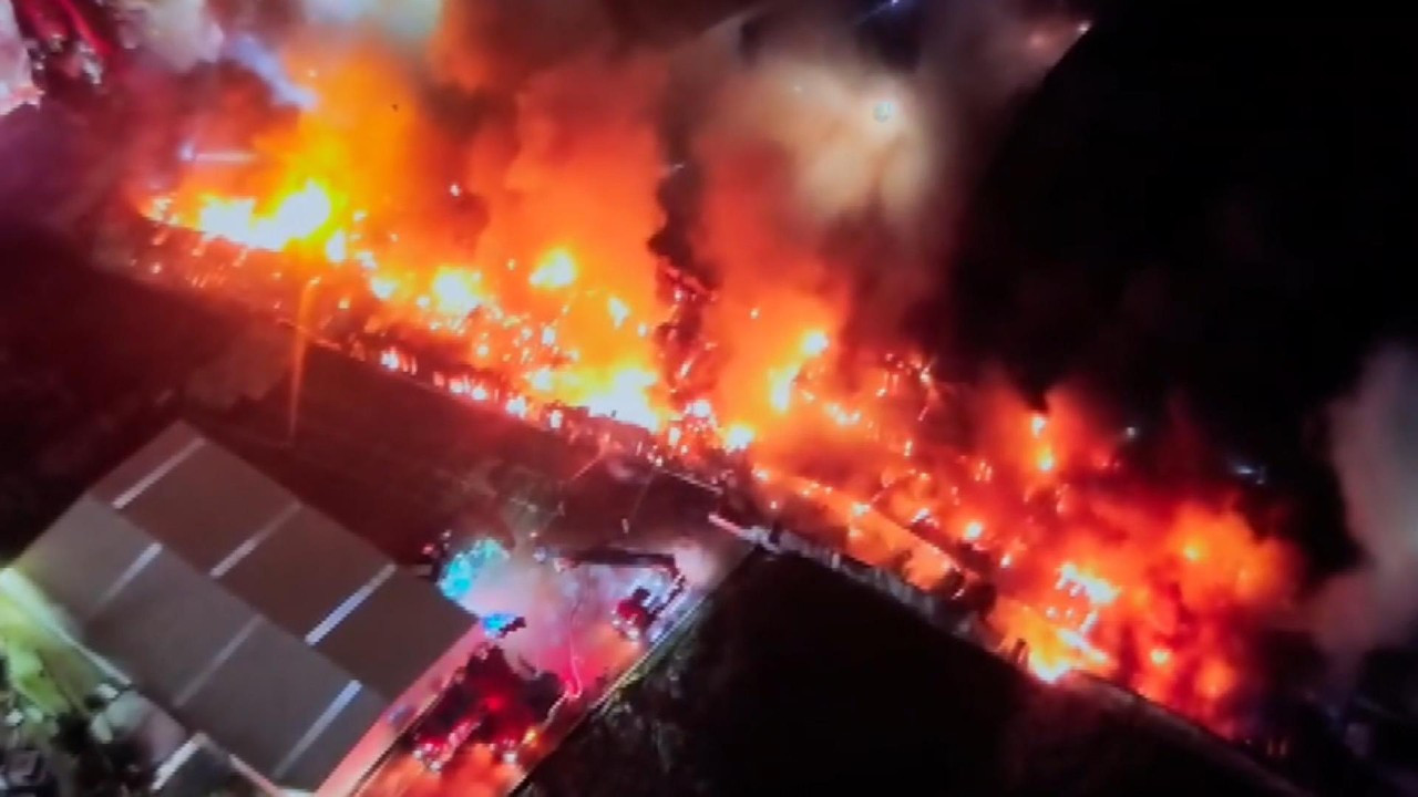 İstanbul Esenyurt'ta fabrika yangını! Peş peşe patlamalar! Alevlerle mücadelede 8. saate girildi!