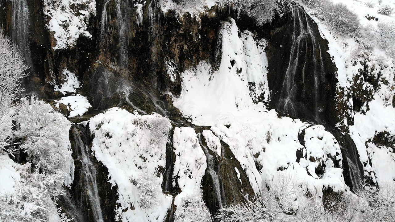 Girlevik Şelalesi kışın da göz kamaştırıyor