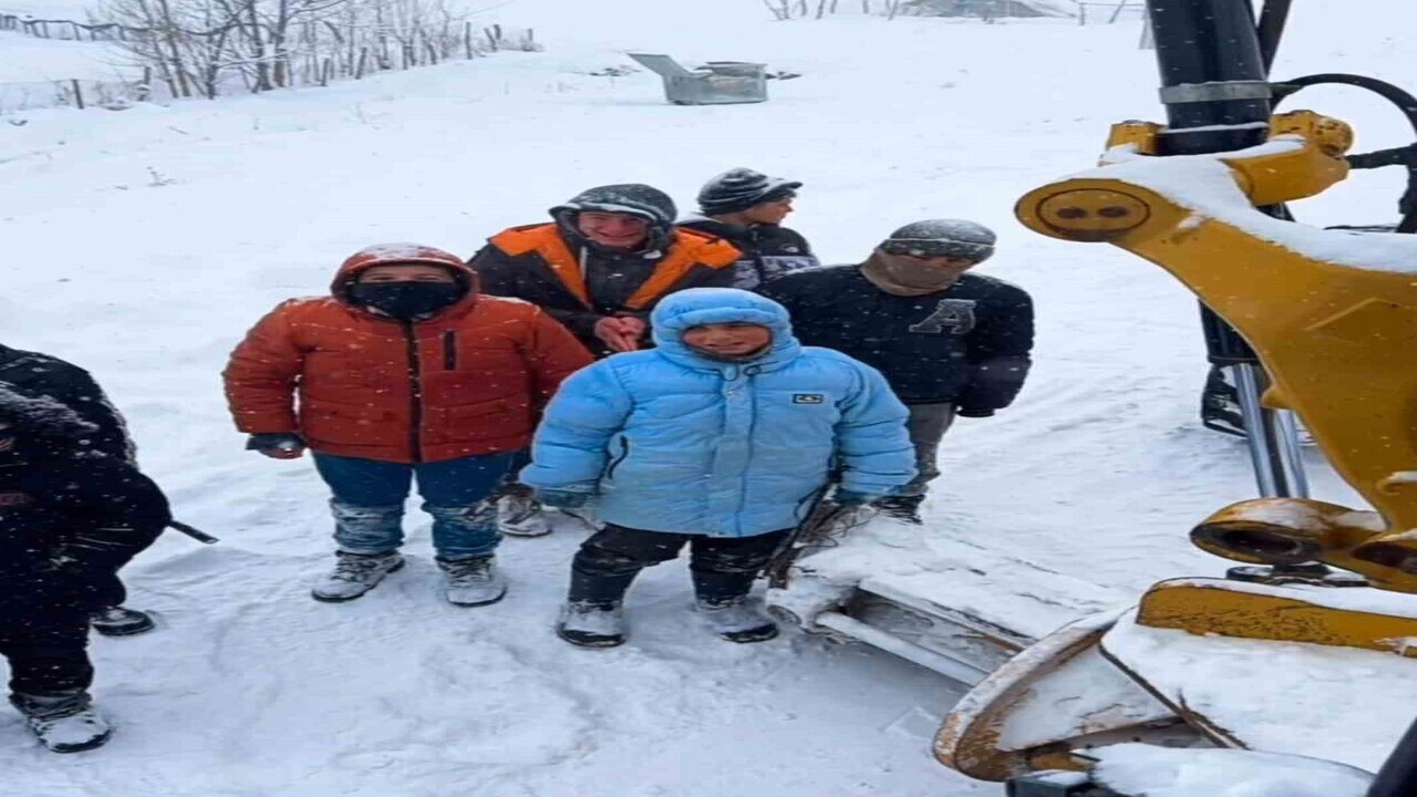 Muş'ta kepçe operatörü ve çocuklar arasındaki diyalog yürekleri ısıttı