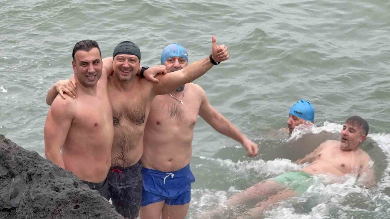 Samsun'da büyük çılgınlık! Yeni yılın ilk günü yaptıkları hareketle hayrete düşürdüler