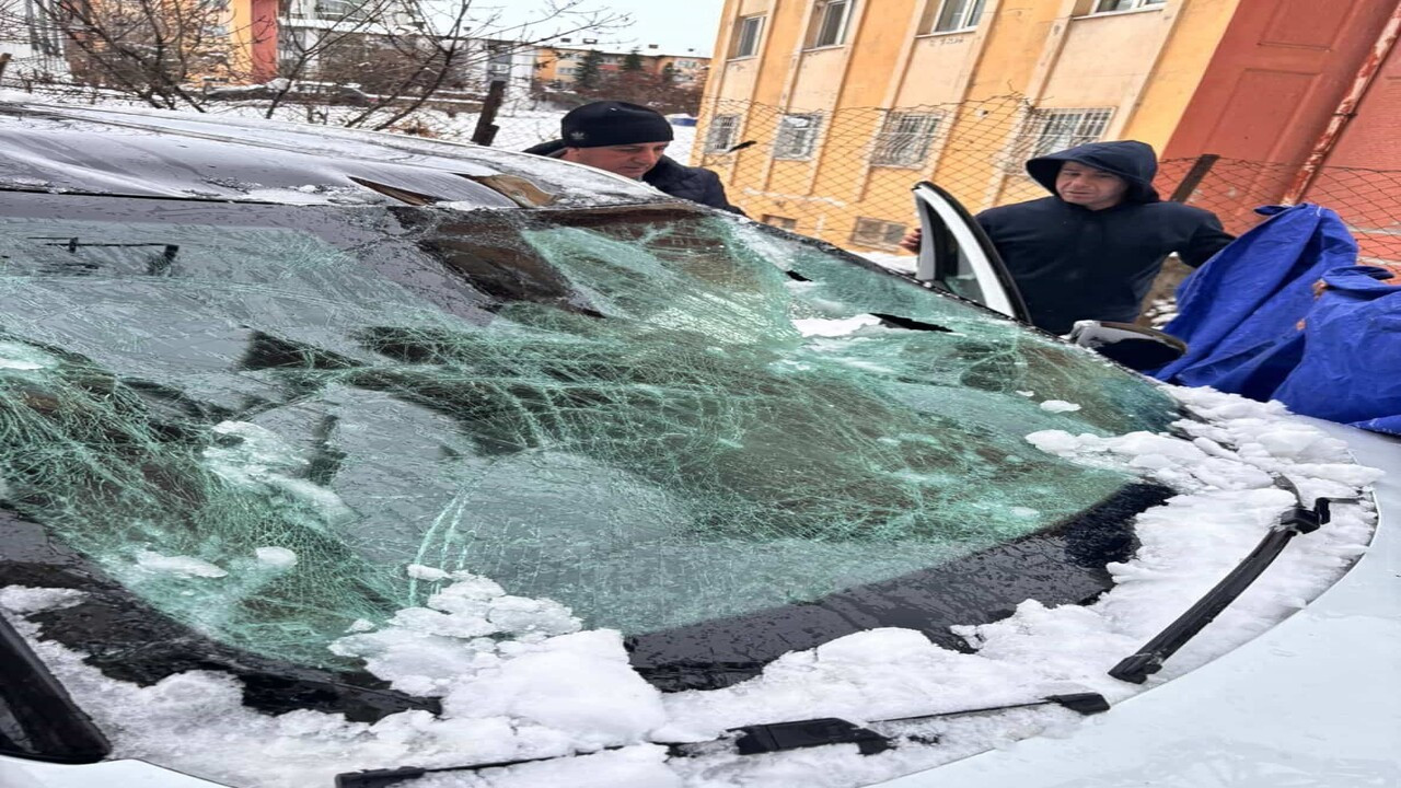 Büyük bir gürültüyle kütle olarak düştü milyonluk aracı pert etti