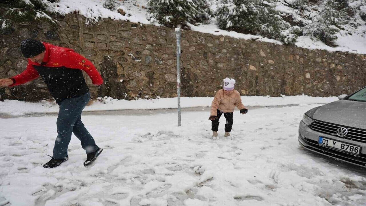 Adana'da kar yağışı sevinci! Birçok çocuk ilk kez gördü