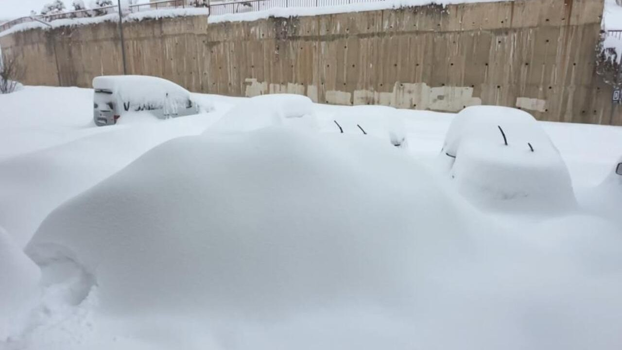 Yüksekovada'daki kar kalınlığı hayrete düşürdü