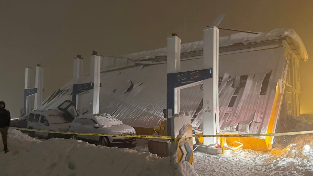 Akaryakıt istasyonunun çatısı çöktü: Çok sayıda yaralı var
