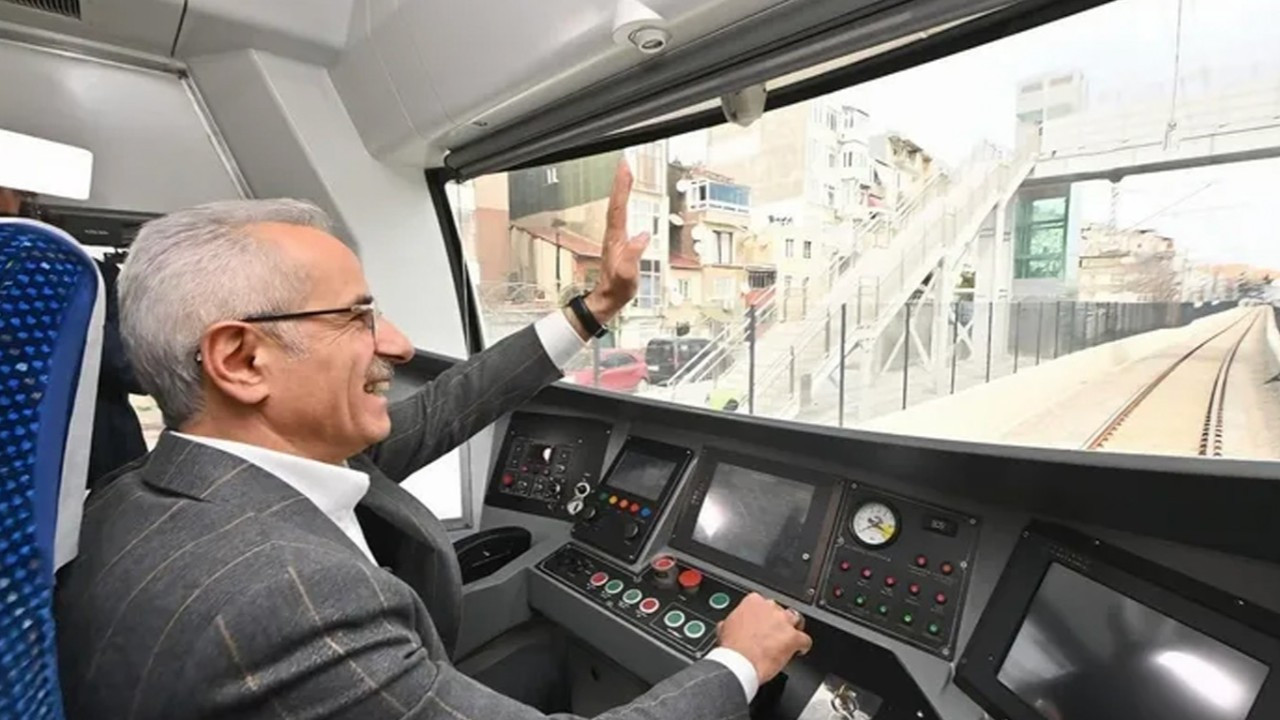 Demiryollarında rekor yıl! Bakan Uraloğlu açıkladı! Nüfusun 3 katı yolcu taşındı