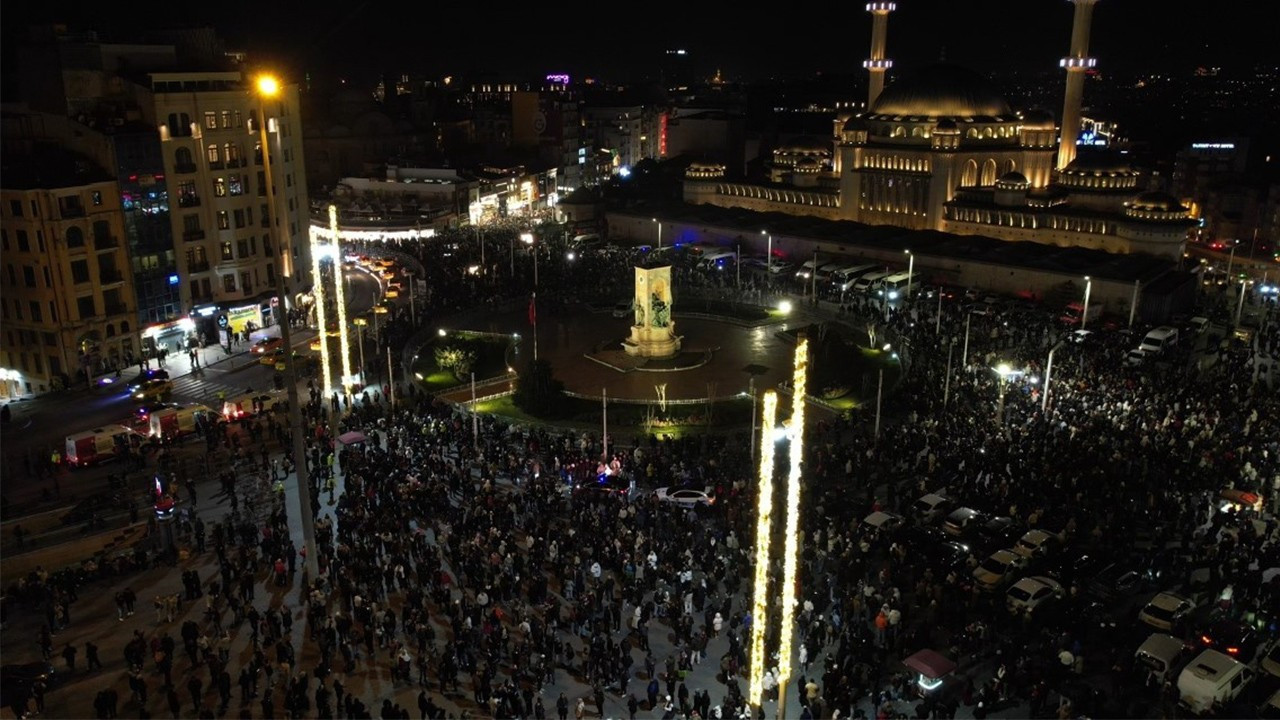 Taksim'de yılbaşı coşkusu havadan görüntülendi