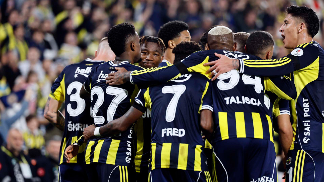 Fenerbahçeli yıldızdan büyük fedakârlık! Maaşını yüzde 50 indirdi! Takımda kalıyor!