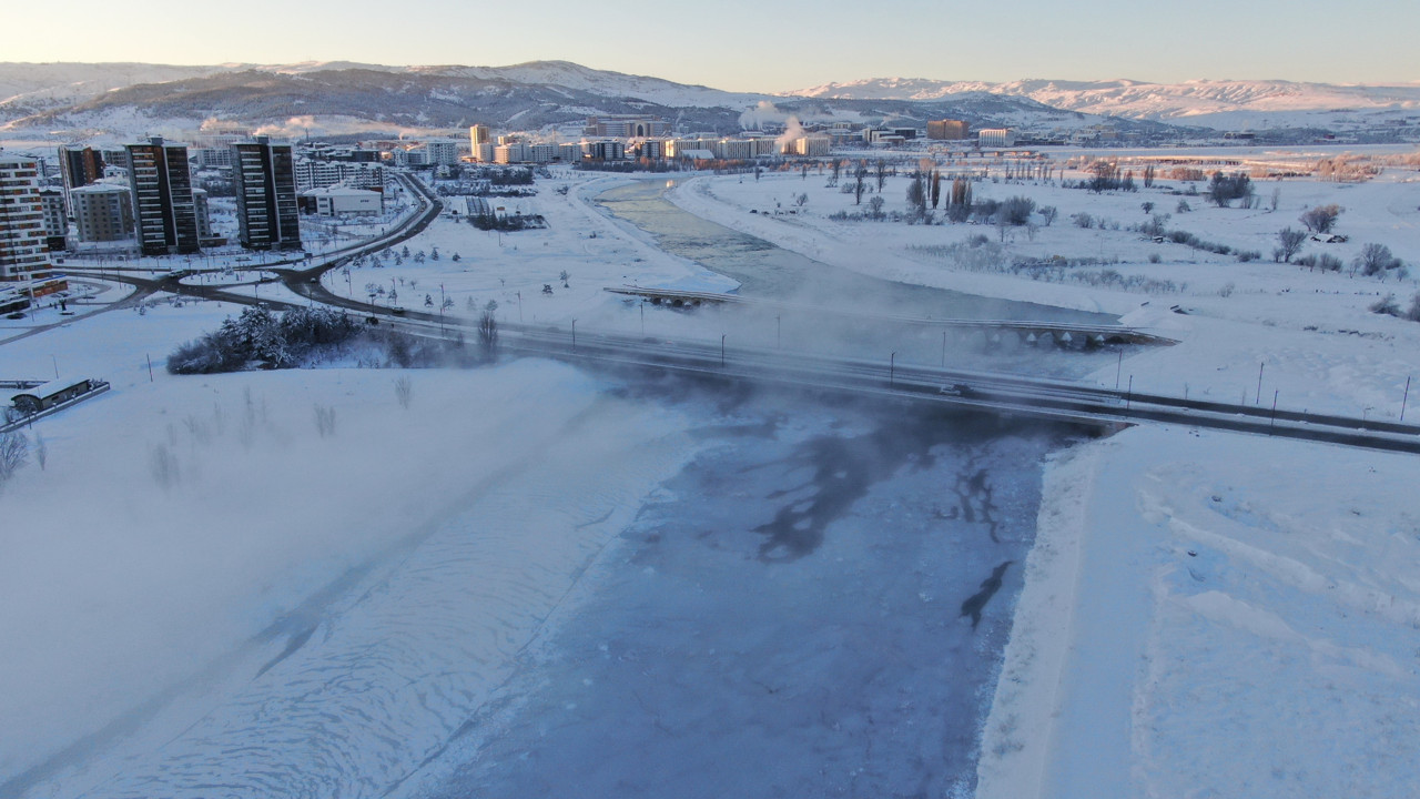 O ilde dondurucu soğuk! Termometreler eksi 19 dereceyi gösterdi: Türkiye'nin en uzun nehri buz tuttu