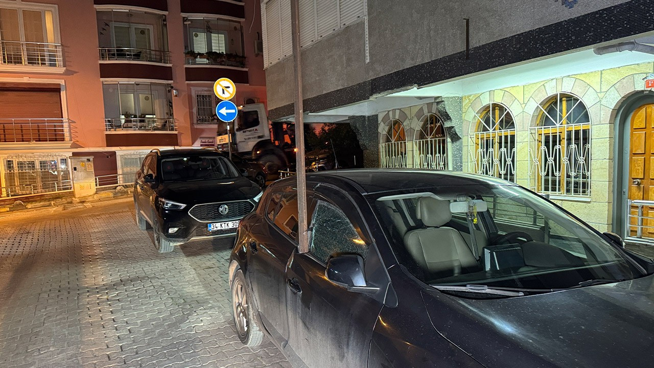 Avcılar’da akılalmaz olay! 5 katlı binadan düşen demir, otomobile saplandı