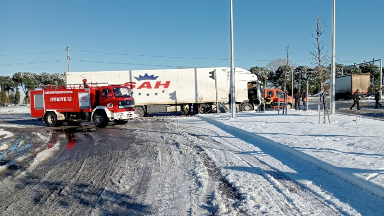 Samsun'da zincirleme kaza; Minibüs, kamyon ve TIR birbirine girdi! 6 kişi yaralandı