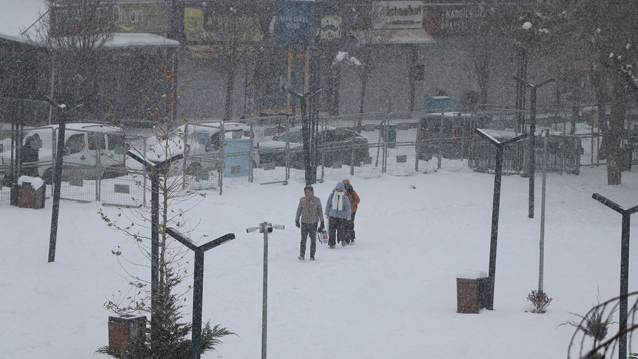 Van'da 625 yerleşim yeri ulaşıma kapandı1