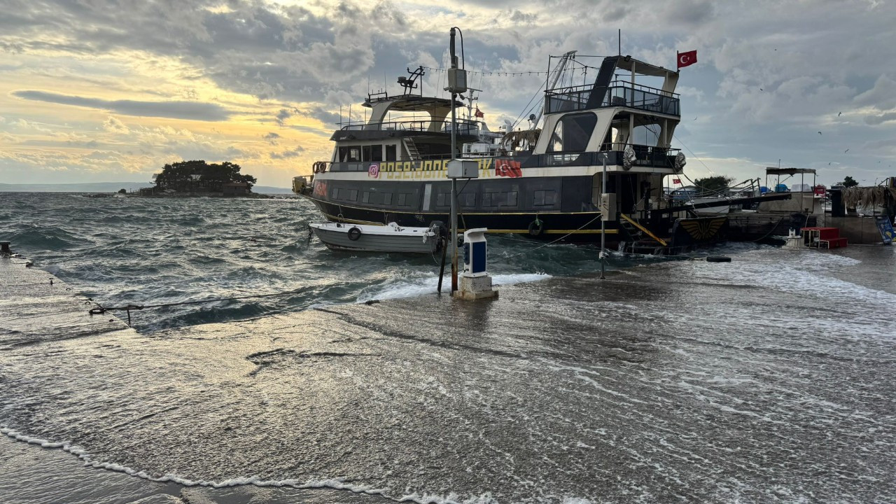 Erdek'te lodos: Denizle kara birleşti!