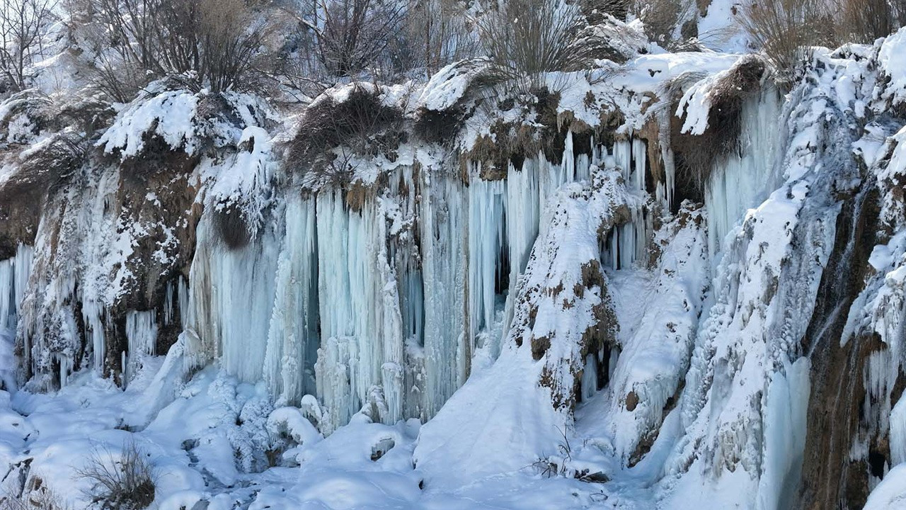 Erzincan -20'ye kadar düştü! Doğa harikası buz tuttu kaskatı kesildi