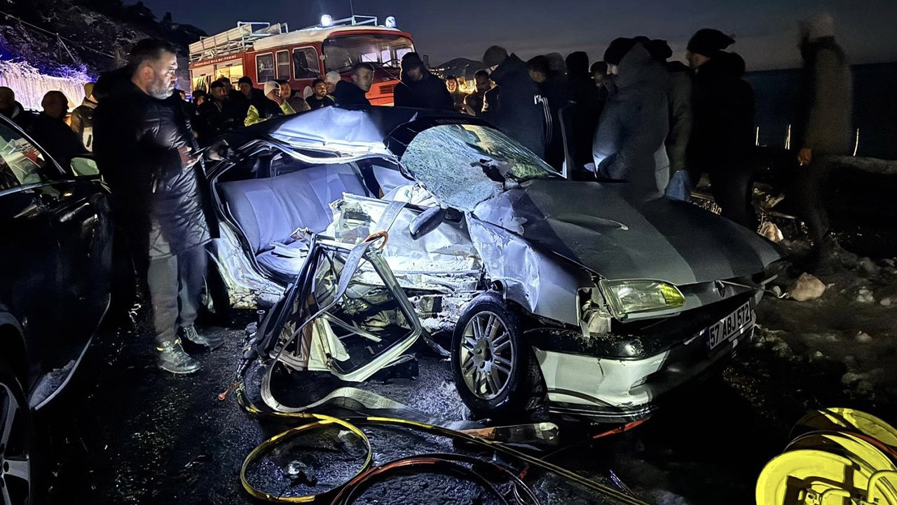 Sinop'ta korkunç kaza! Otomobiller hurdaya döndü: 2 ölü, 3 yaralı var