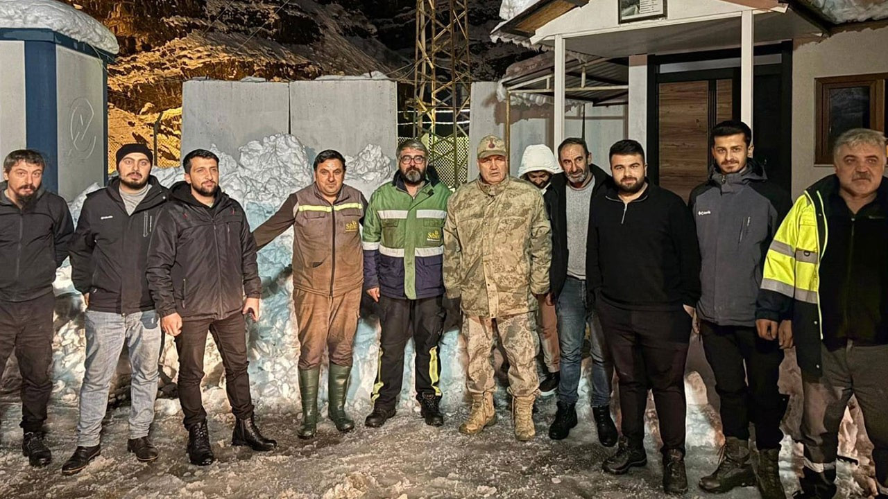 Maden ocağı şantiyesinde mahsur kalan 8 işçi kurtarıldı