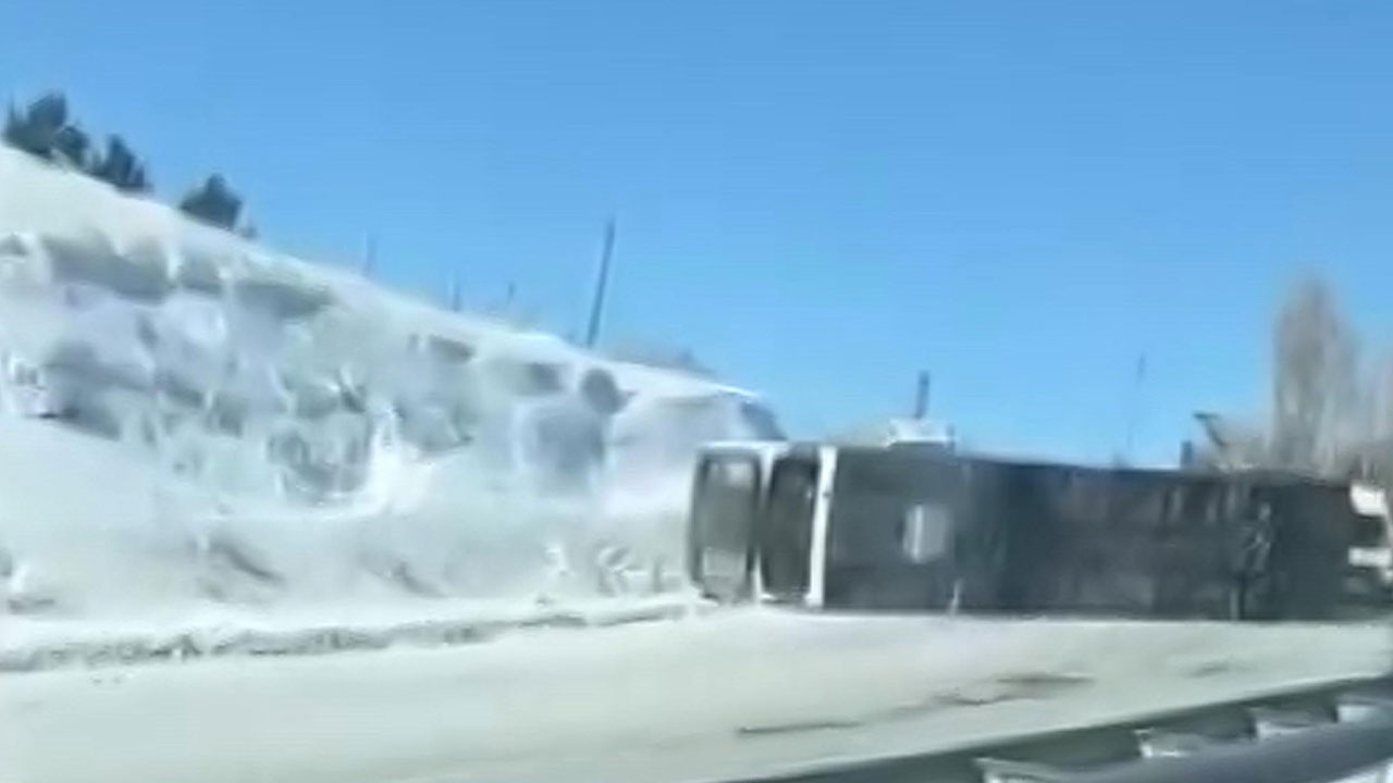 Yolcu otobüsü, buzlanan kara yolunda yan yattı! 2'si ağır 13 yaralı