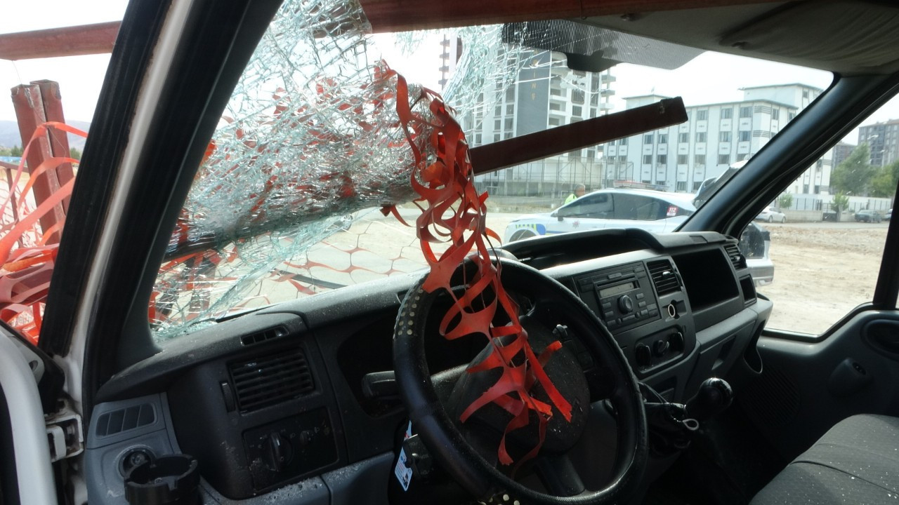 Korkunç kazada kafasına korkuluk saplandı! Yaşam mücadelesini kaybetti