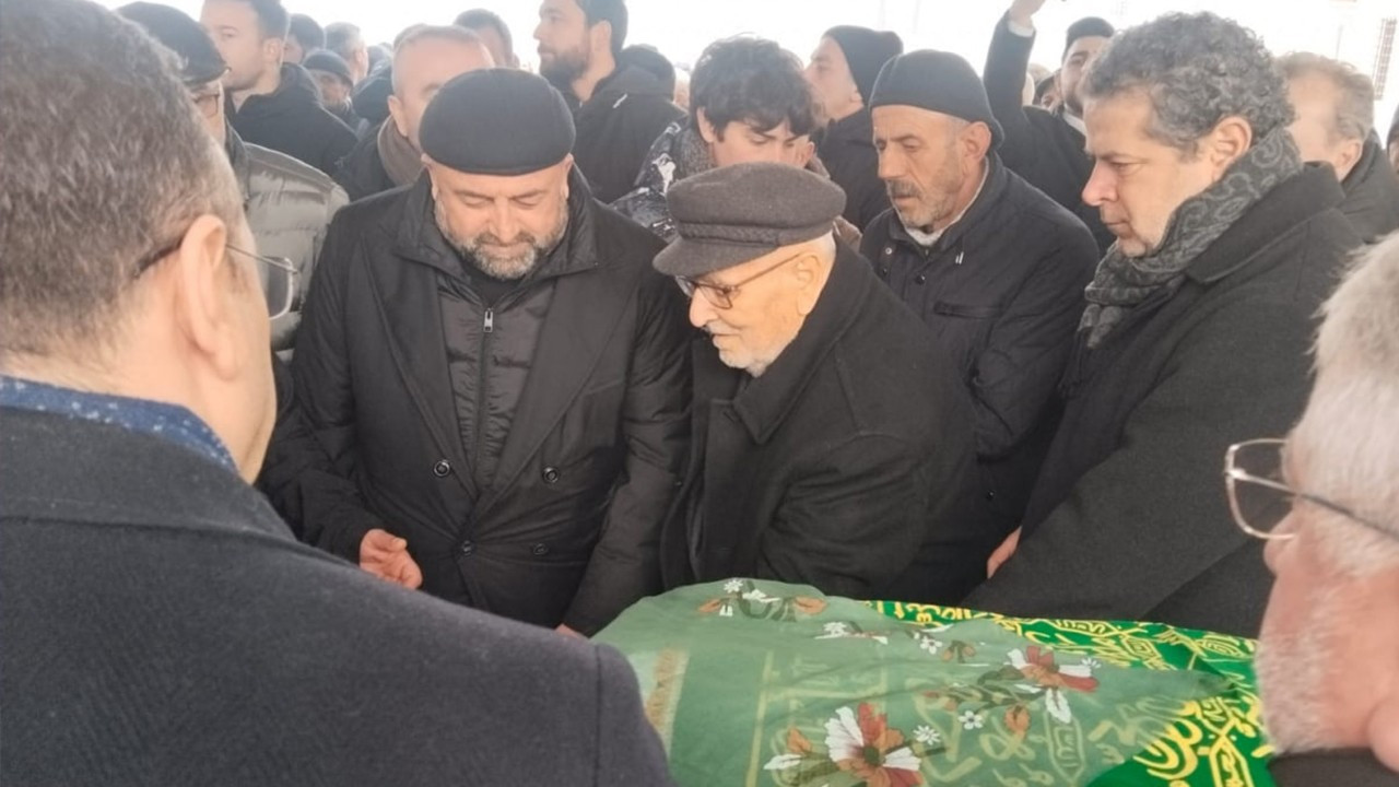 Gazeteci Cüneyt Özdemir'in acı günü: Annesi toprağa verildi