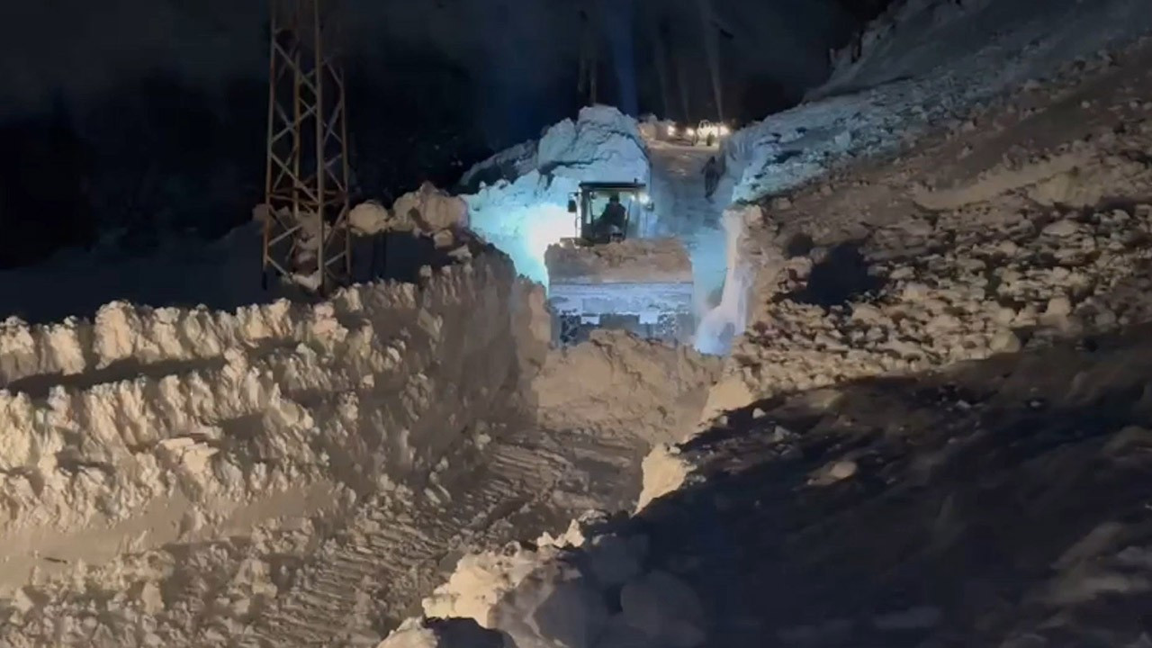 Şırnak'ta yola çığ düştü