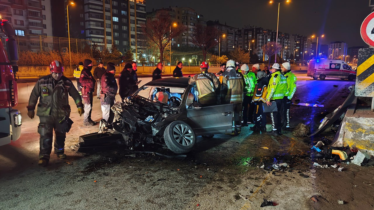 Ankara'da feci kaza: Otomobil önce bariyere ardından da minibüse çarptı: 1 ölü, 2 yaralı