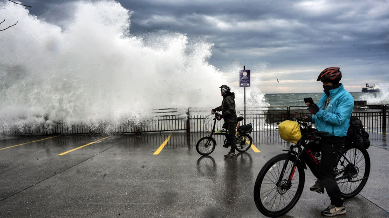 İstanbul'da lodos etkili oldu, dev dalgalar sahili kapladı!