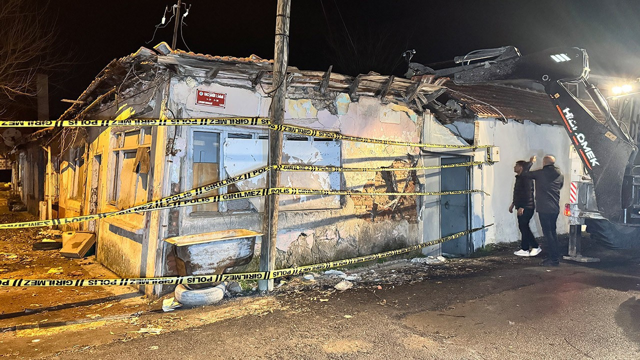 Edirne’de korku dolu gece! Metruk binanın çatısı çöktü: Bitişiğindeki ev tahliye edildi