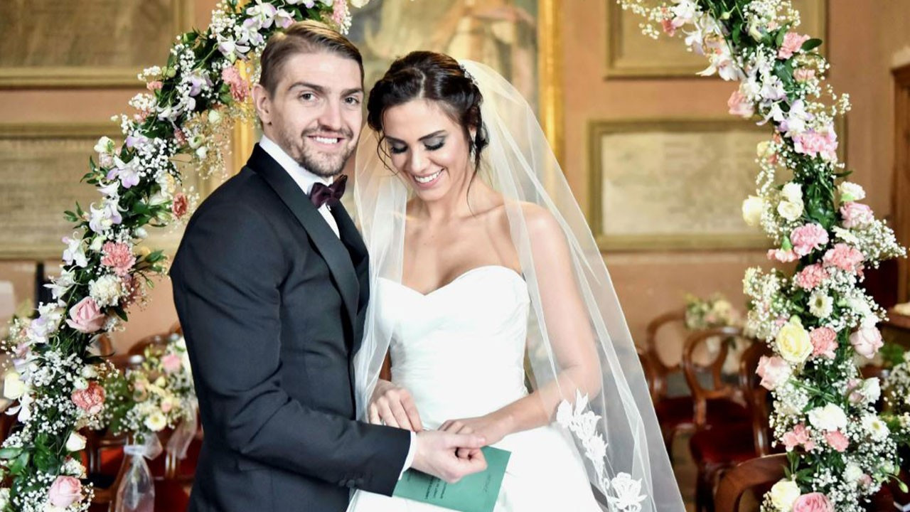 Milli futbolcu Caner Erkin'den romantik kutlama! "İyi ki kadınım oldun"