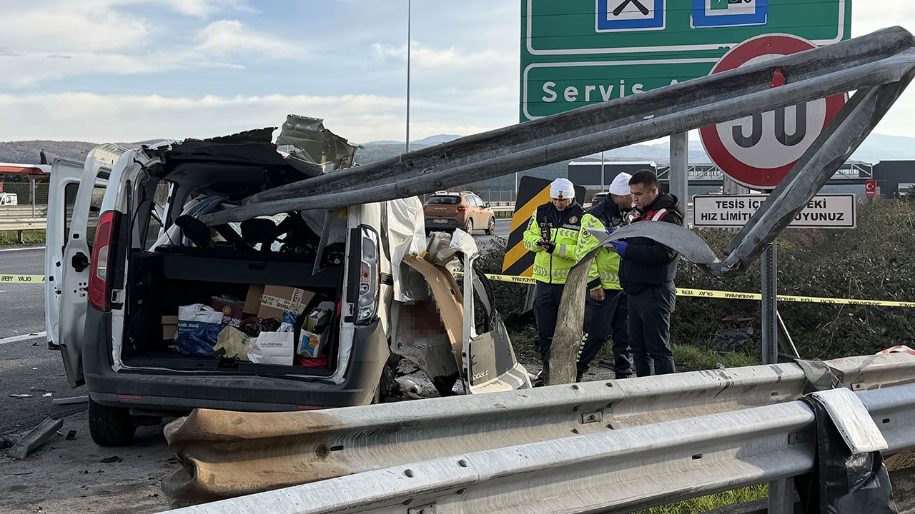 Anadolu Otoyolu'nda feci kaza! Hafif ticari araç bariyerlere saplandı: 2 kişi öldü