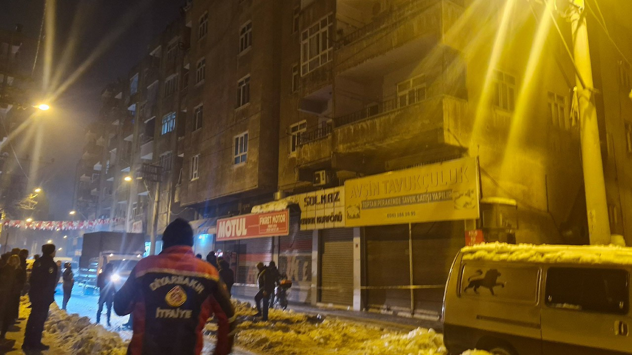 Diyarbakır’da panik anları! Kolonları çatlayan 2 bina tahliye edildi