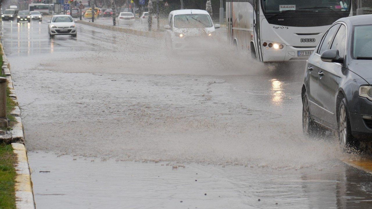 Edirne'de cadde ve sokaklar göle döndü