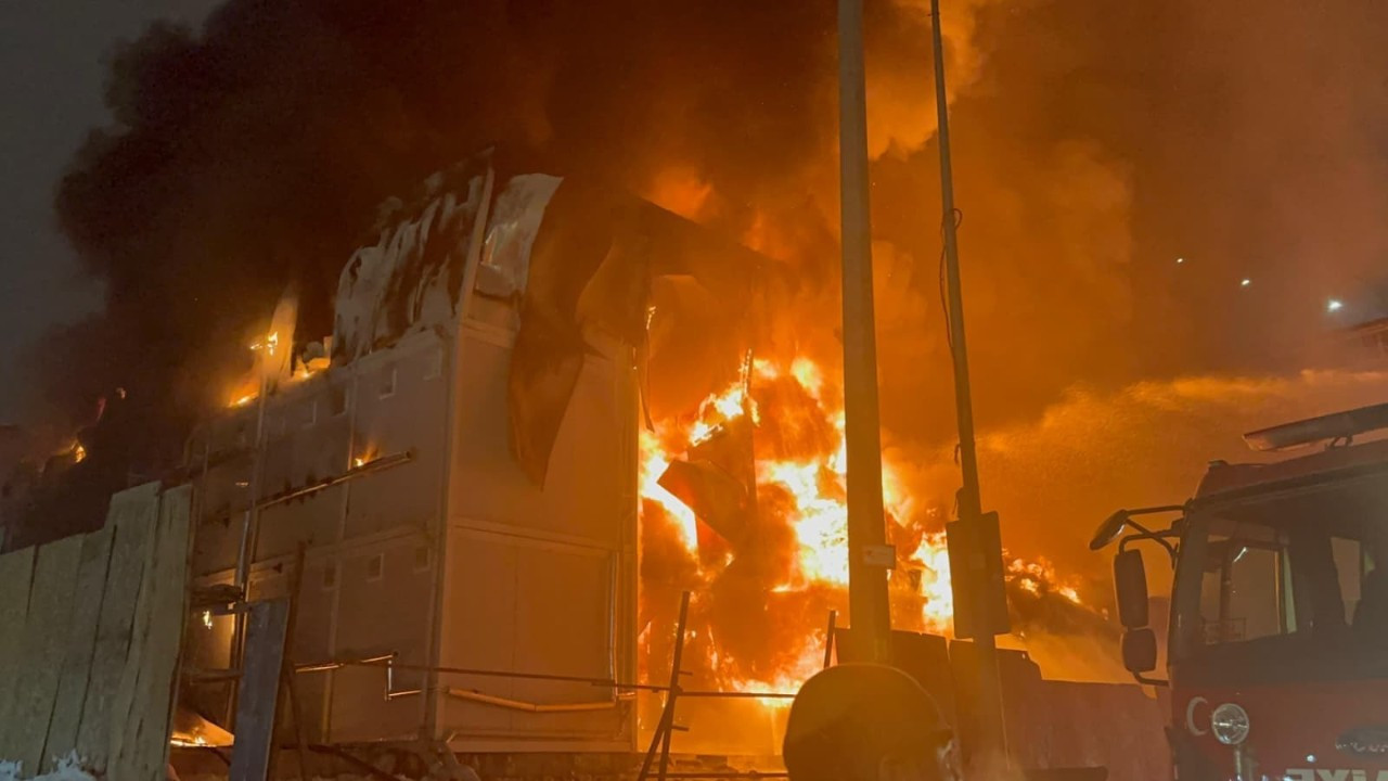 Malatya'da korkutan anlar! İşçilerin kaldığı konteynerler alev topuna döndü