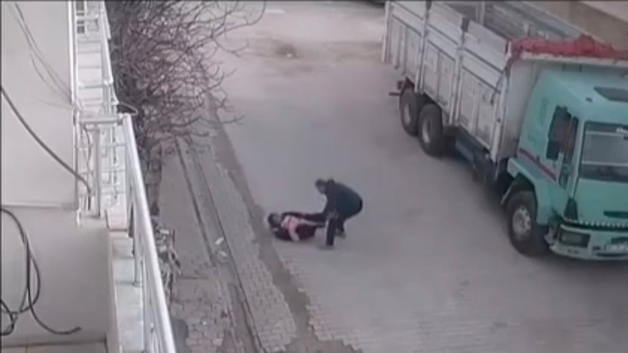 Sokak ortasında dehşet! Bebekli kadın ve çocuğa akılalamaz saldırı