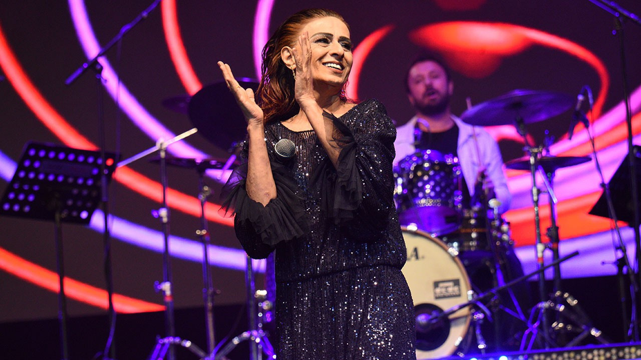 Yıldız Tilbe'den olay aşk itirafı! Canlı yayında i…