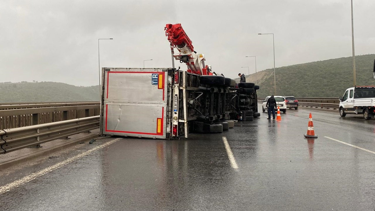 Kocaeli'de kabus! Çatı uçtu, TIR'lar devrildi , kalas otobüs camından girdi 