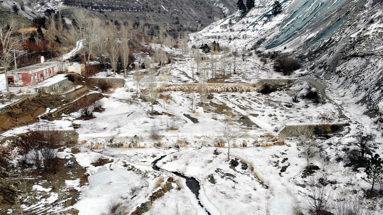 Erzincan'da kış sert yüzünü gösterdi! Her yeri kapladı