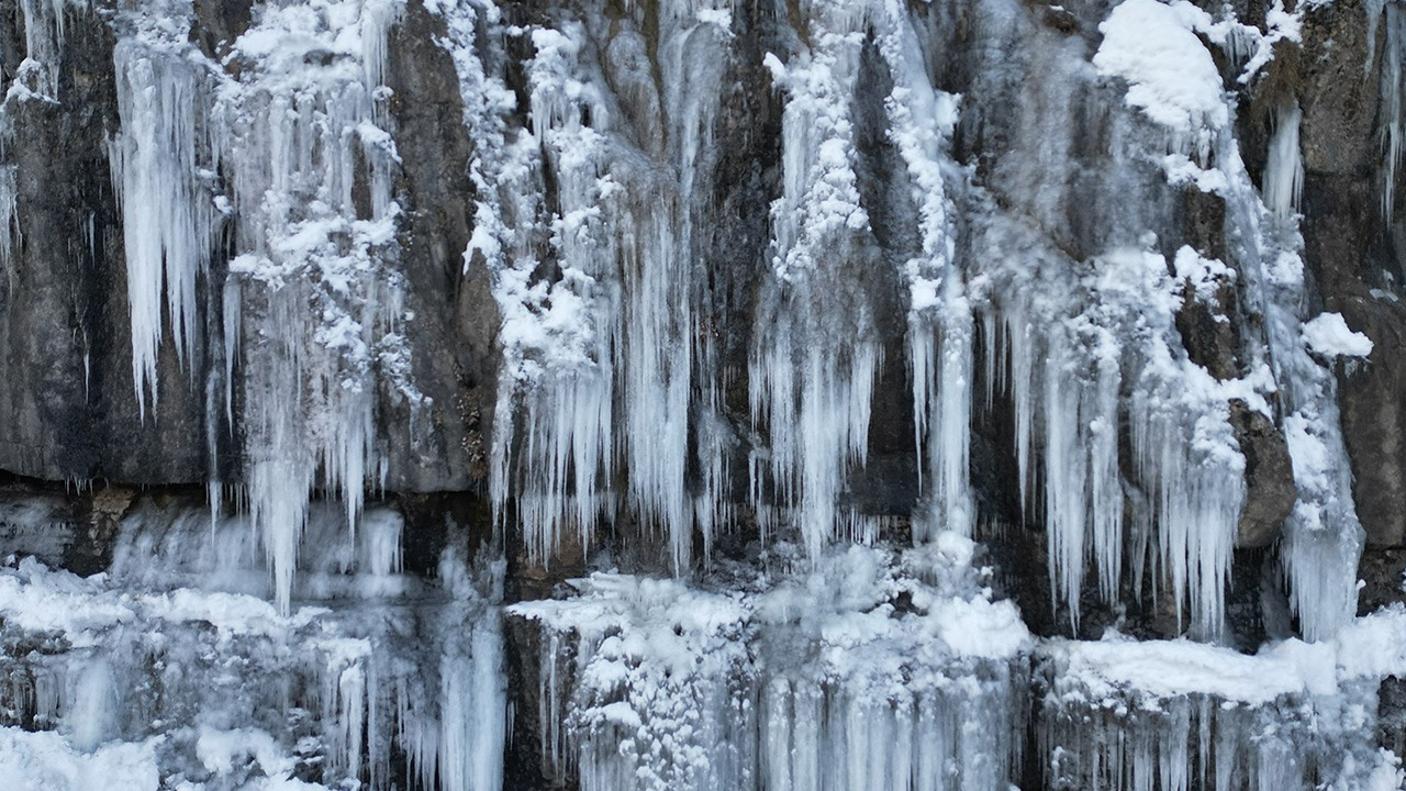 Şırnak'ta buz sarkıtları korkuttu