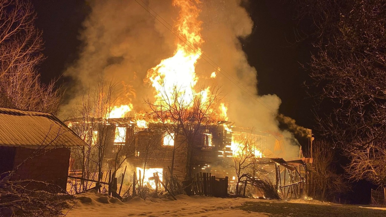 Ahşap ev alevlere teslim oldu! Küle döndü