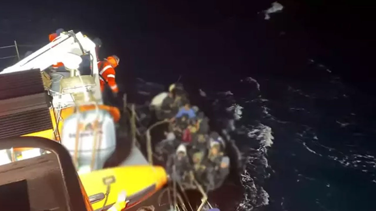 İzmir'de göçmen botu yarı batık bulundu: 1 ölü