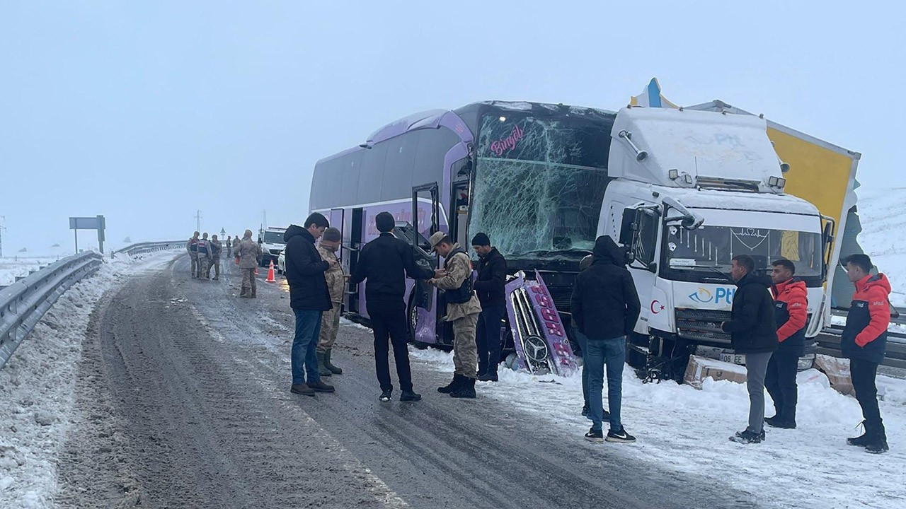 Kars'ta yolcu otobüsü, kamyona çarptı; 9 yaralı